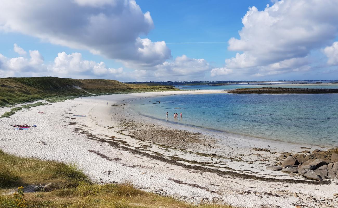 Plage Sainte-Marguerite'in fotoğrafı beyaz kum yüzey ile