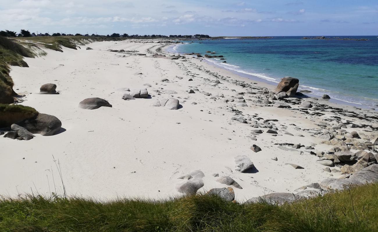 Plage du Lividic'in fotoğrafı beyaz kum yüzey ile