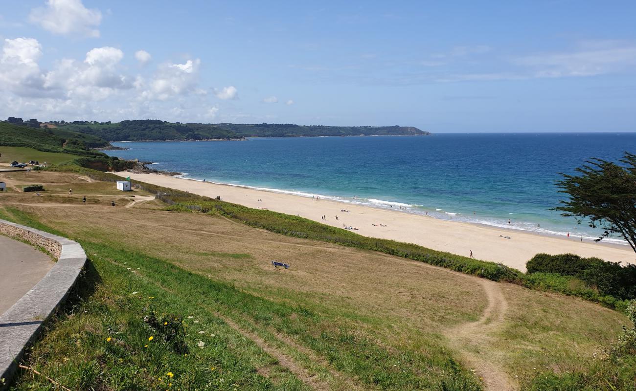 Plage des Sables Blancs'in fotoğrafı parlak kum yüzey ile