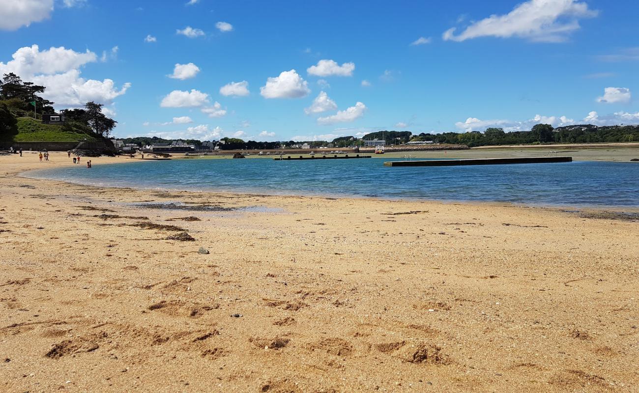 Plage de la Tossen'in fotoğrafı açık bej kum yüzey ile