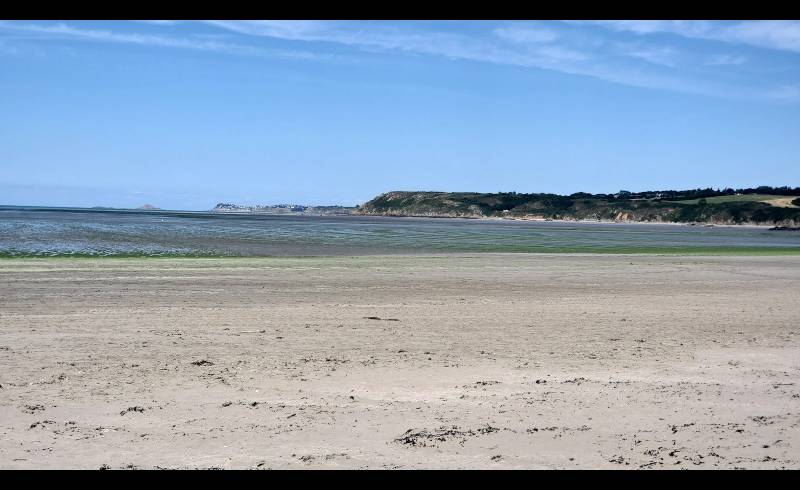 Plage Bon Abri'in fotoğrafı bej kum ve çakıl yüzey ile