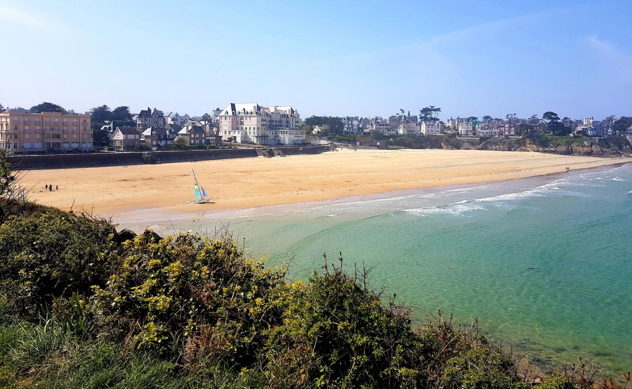 Plage de St Lunaire'in fotoğrafı parlak kum yüzey ile