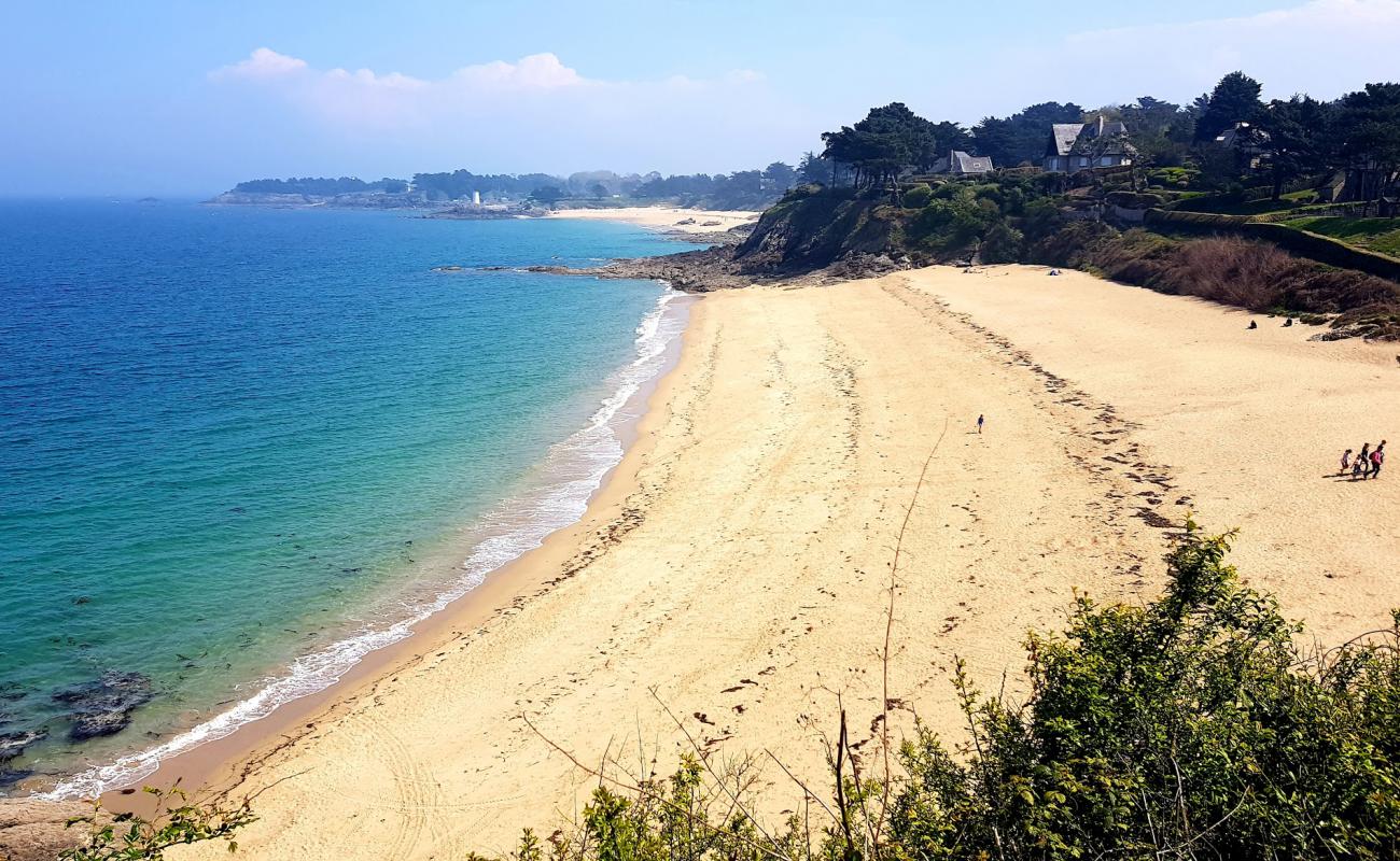 Plage de la Fosse aux Vaults'in fotoğrafı parlak kum yüzey ile