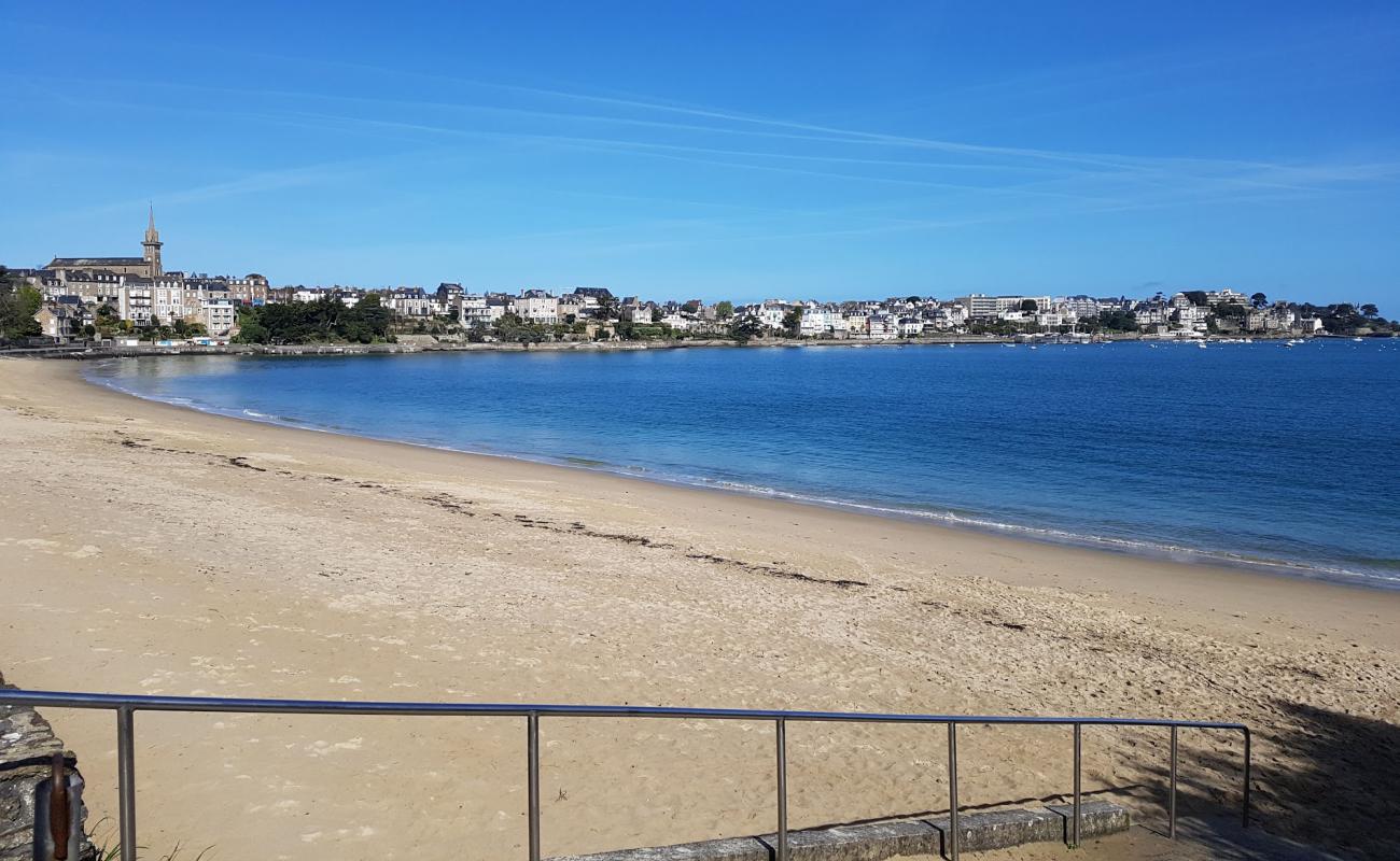 Plage du Prieure'in fotoğrafı parlak kum yüzey ile