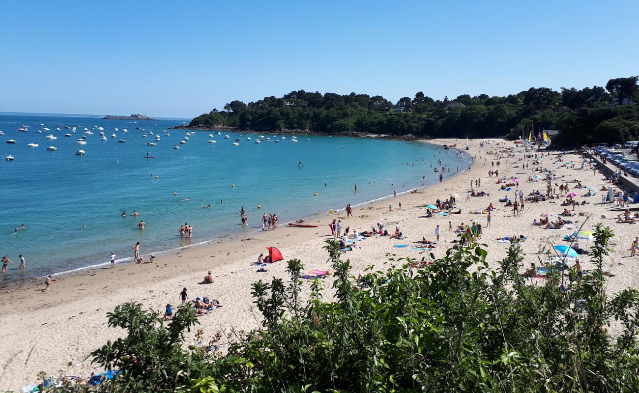 Plage de Port Mer'in fotoğrafı açık bej kum yüzey ile