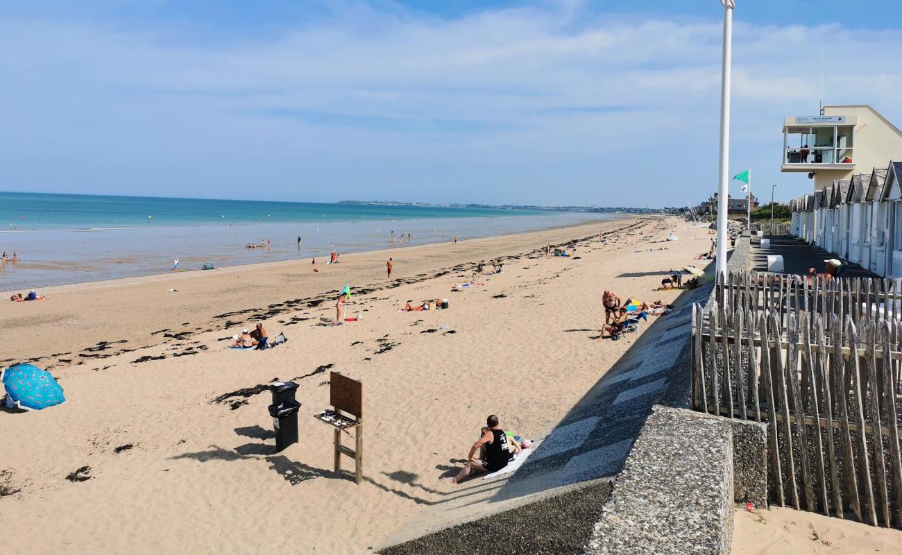 Plage de Carolles-plage'in fotoğrafı parlak kum yüzey ile