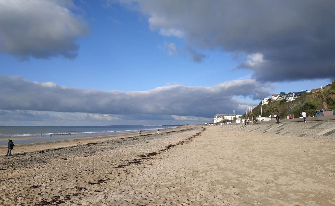 Plage de Donville-les-Bains'in fotoğrafı parlak kum yüzey ile