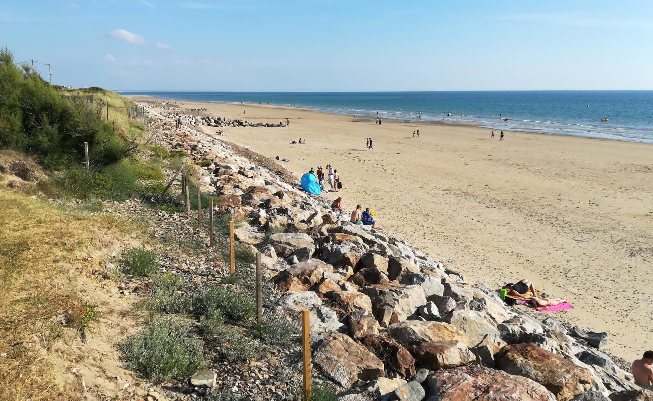 Plage de Saint Germain sur AY'in fotoğrafı parlak kum yüzey ile