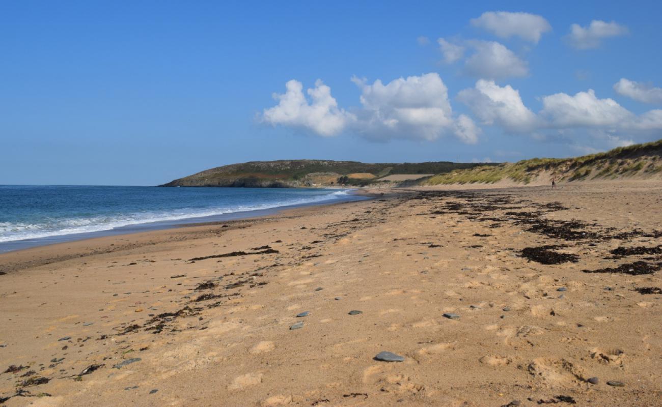 Plage District des Pieux'in fotoğrafı parlak kum yüzey ile