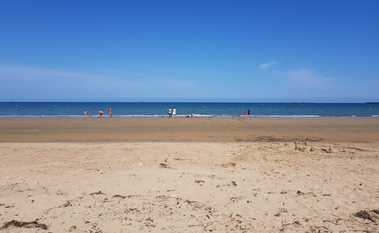 Normandy beach'in fotoğrafı açık bej kum yüzey ile