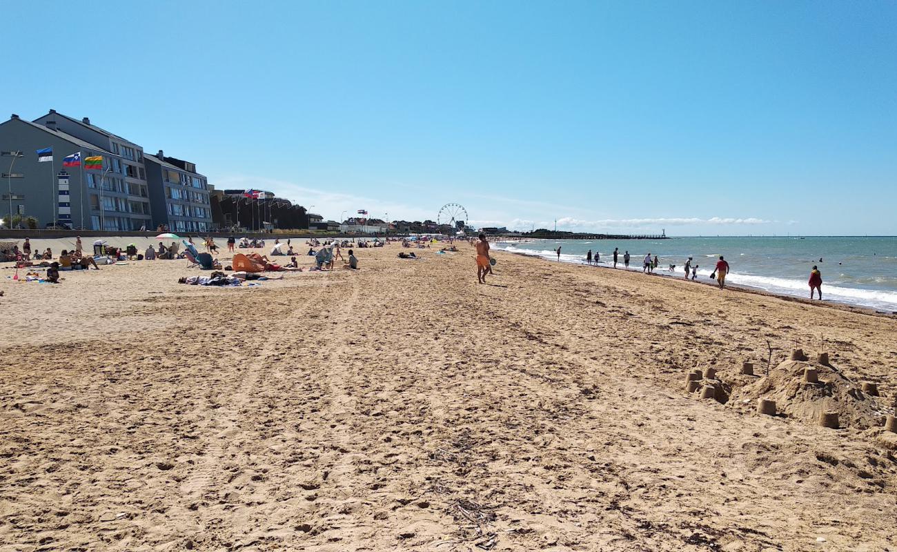 Courseulles sur Mer Plajı (Juno Plajı)'in fotoğrafı parlak kum yüzey ile