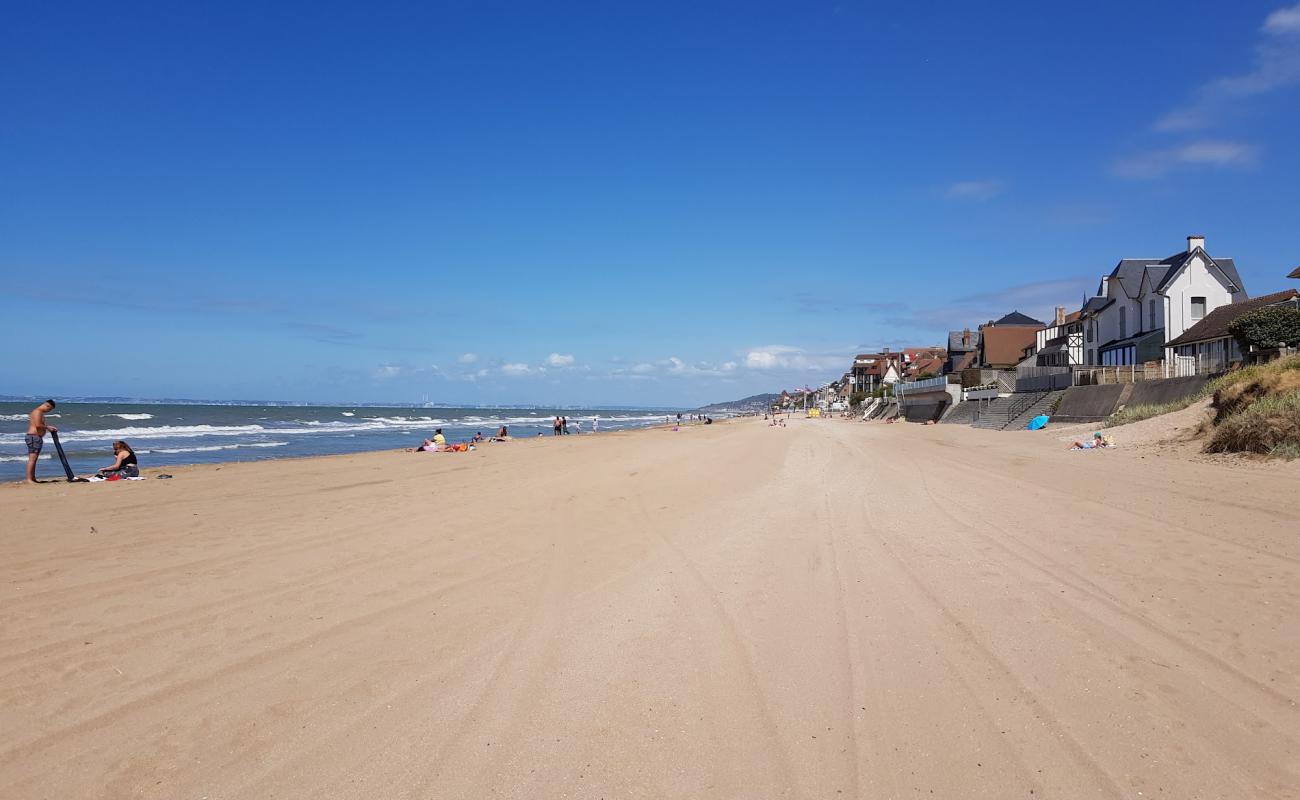 Plage de Blonville-sur-Mer'in fotoğrafı açık bej kum yüzey ile