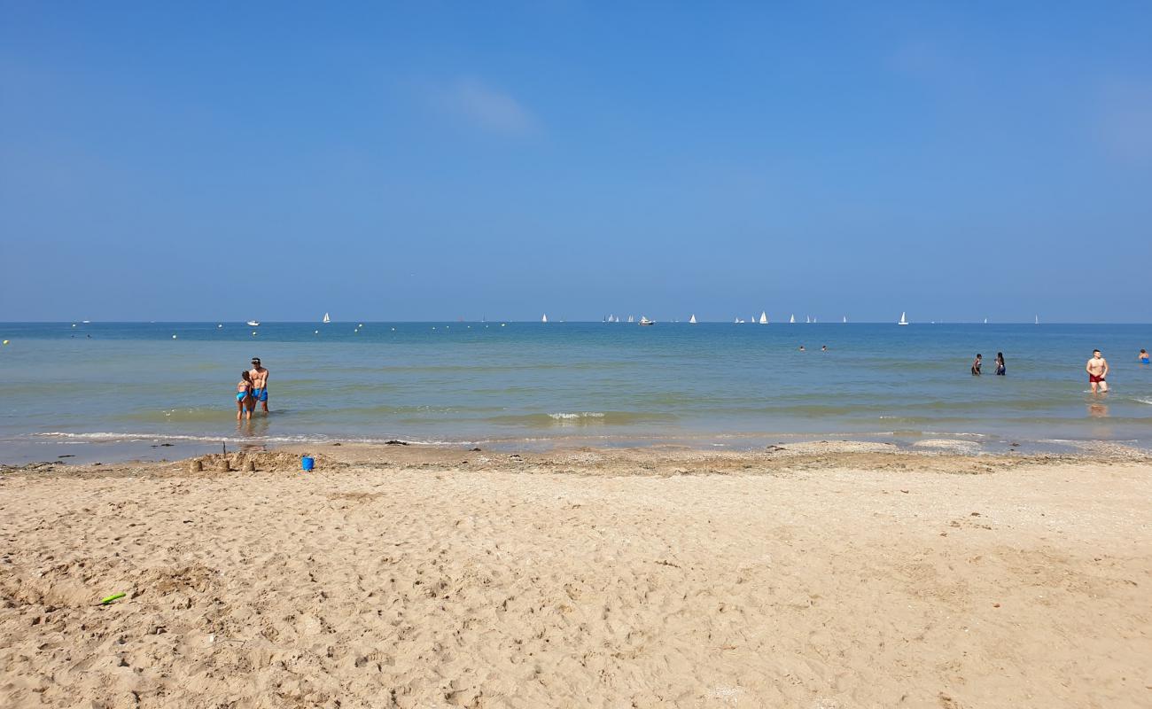 Deauville Plajı'in fotoğrafı parlak kum yüzey ile