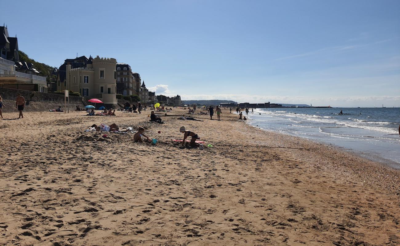 Trouville Plajı'in fotoğrafı parlak kum yüzey ile