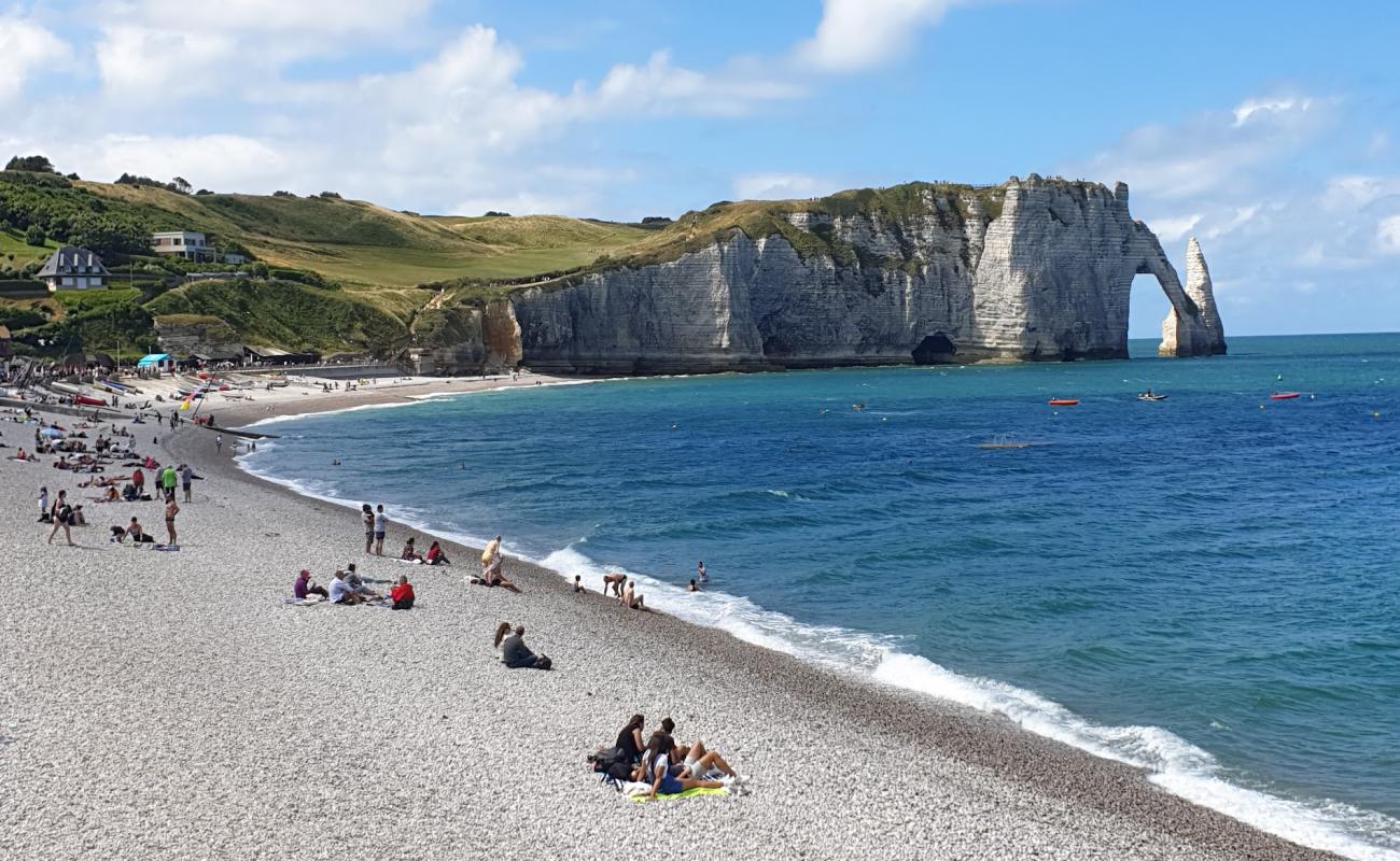 Etretat Plajı'in fotoğrafı hafif çakıl yüzey ile