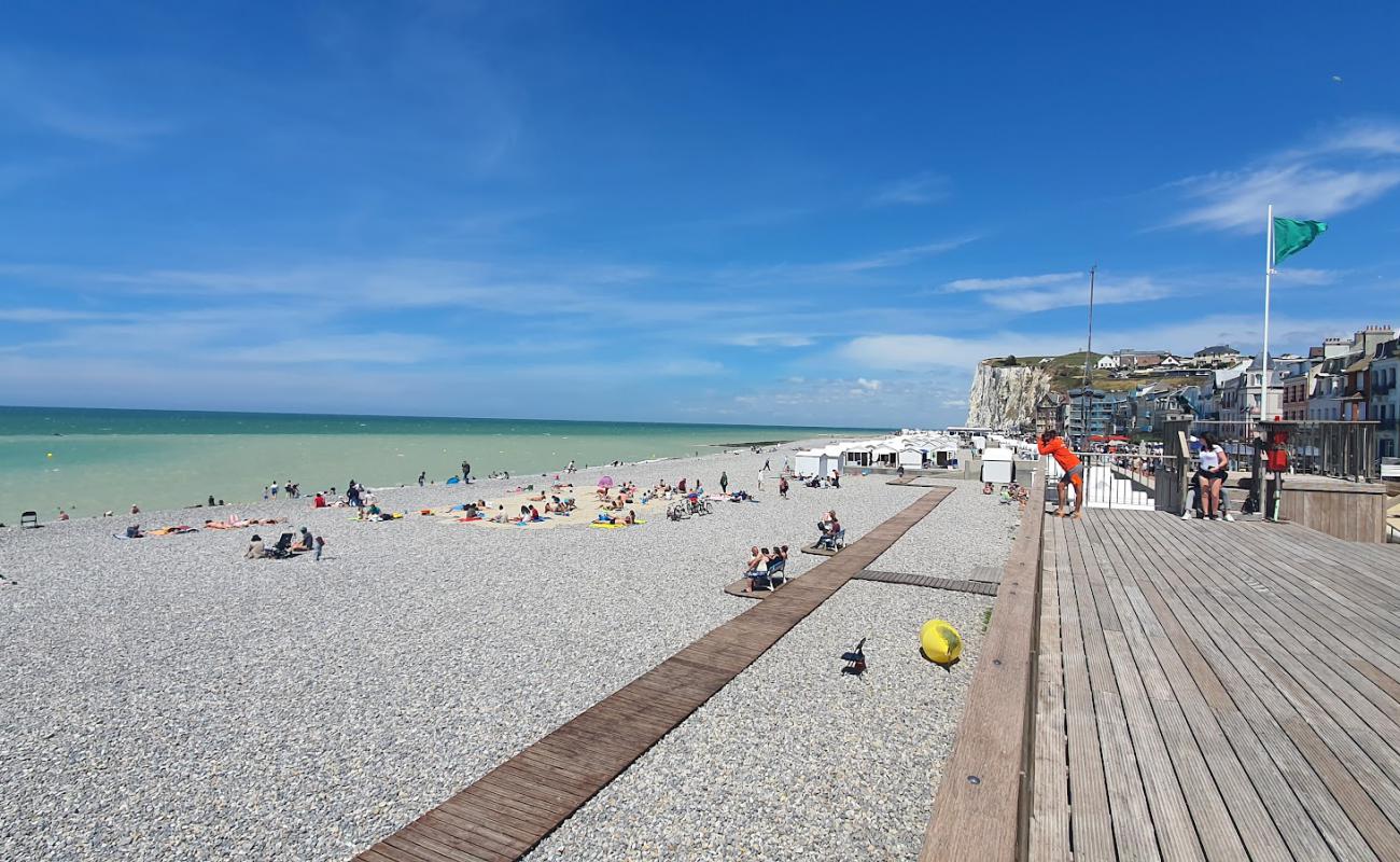 Plage de Mers-les-Bains'in fotoğrafı gri çakıl taşı yüzey ile