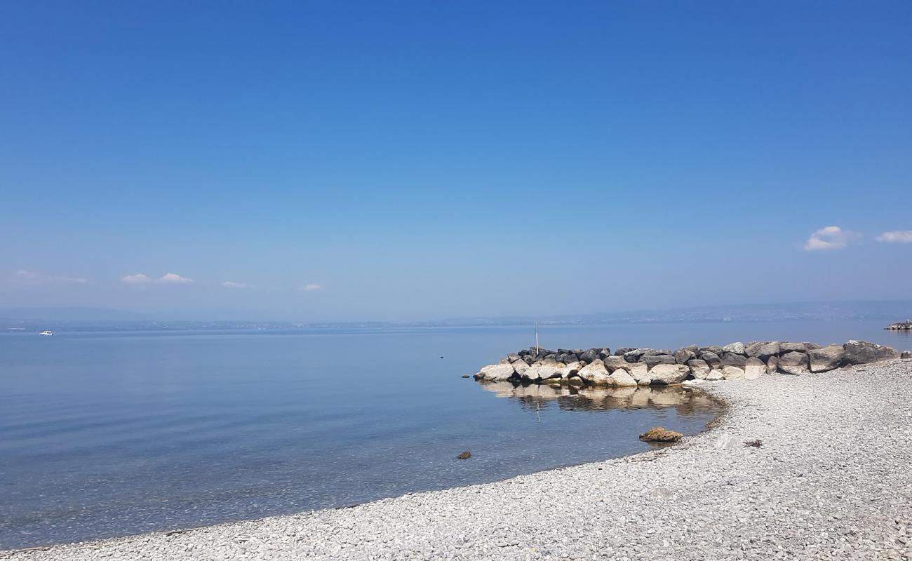 Plage de la Chataigneraie'in fotoğrafı küçük gri çakıllar yüzey ile