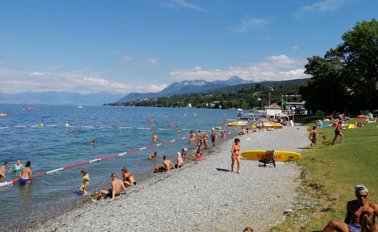 Plage d'Amphion-Publier'in fotoğrafı küçük gri çakıllar yüzey ile