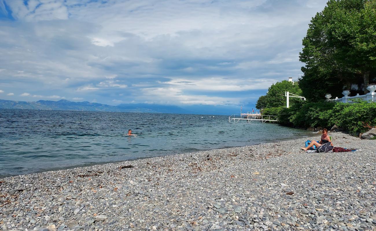 Plage des Mouettes'in fotoğrafı küçük gri çakıllar yüzey ile