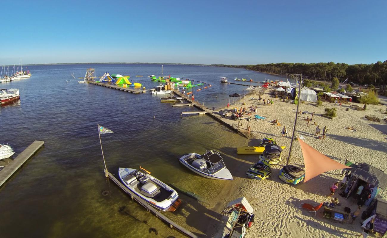 Plage de Biscarrosse'in fotoğrafı parlak kum yüzey ile