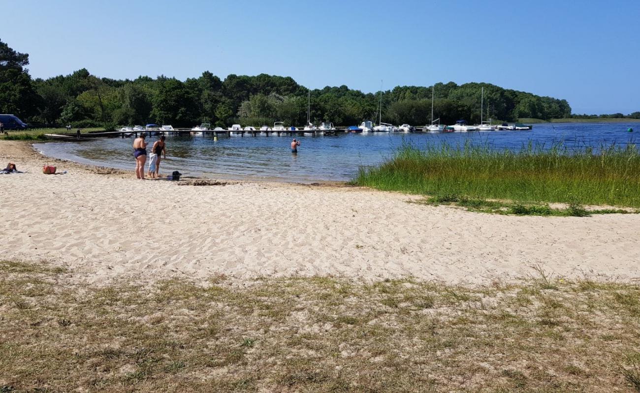 Plage Des Eaux Qui Rient'in fotoğrafı açık bej kum yüzey ile