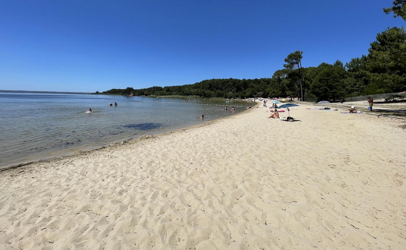 Plage de Caton'in fotoğrafı parlak kum yüzey ile