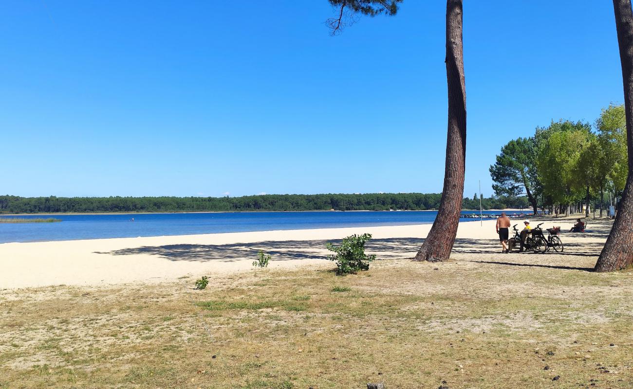 Plage du lac de Sanguinet'in fotoğrafı açık bej kum yüzey ile