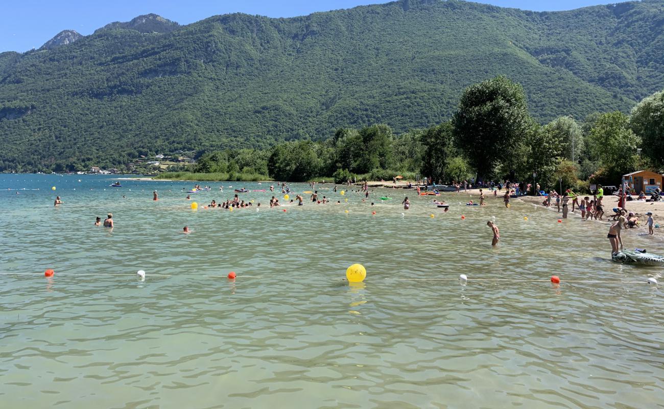 Plage de Doussard'in fotoğrafı açık bej kum yüzey ile