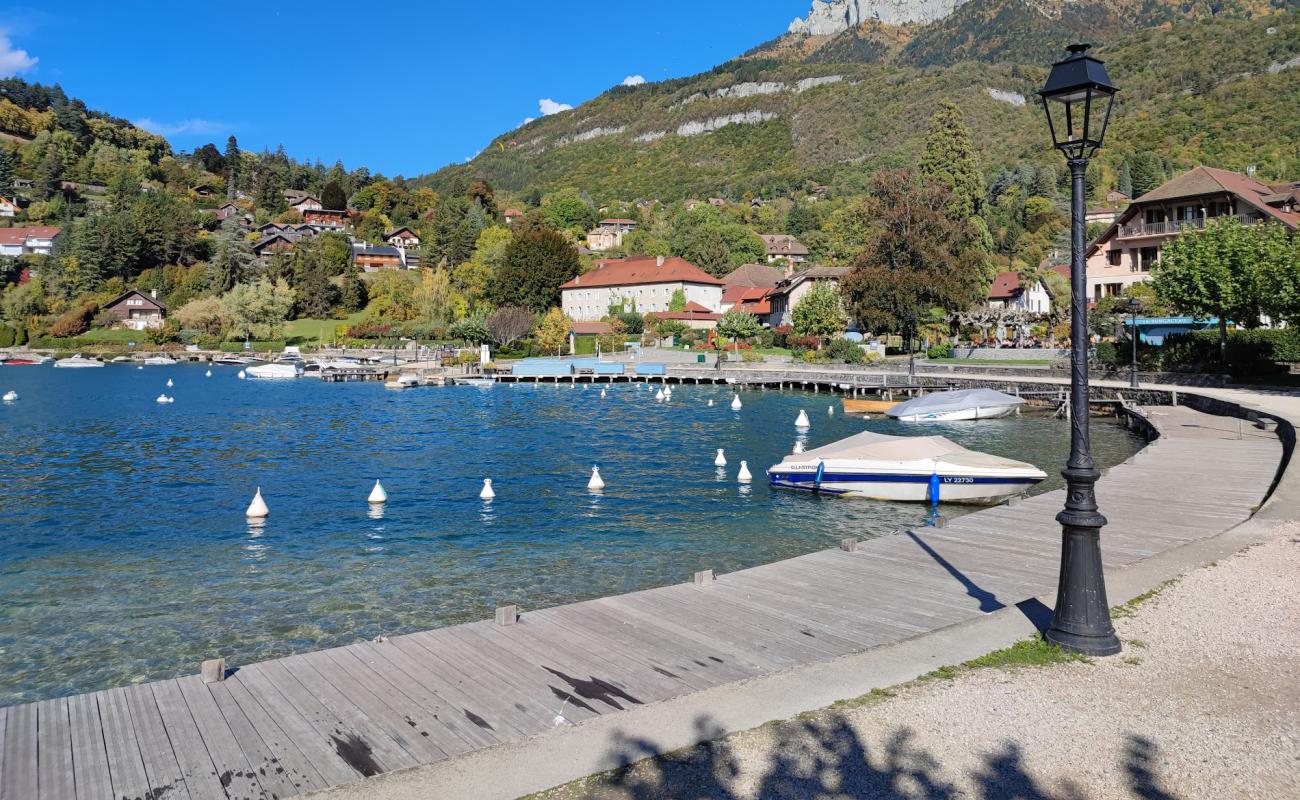 Plage de Baie de Talloires'in fotoğrafı beton kaplı yüzey yüzey ile