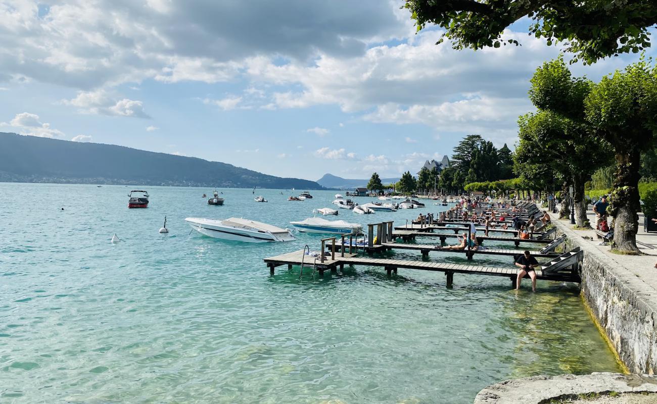 Port de Menthon Saint-Bernard'in fotoğrafı beton kapak yüzey ile