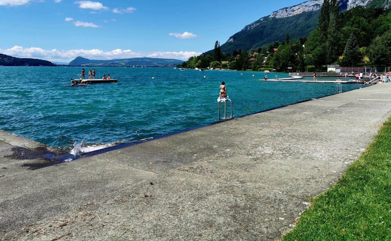 Plage de Menthon Saint Bernard'in fotoğrafı beton kapak yüzey ile