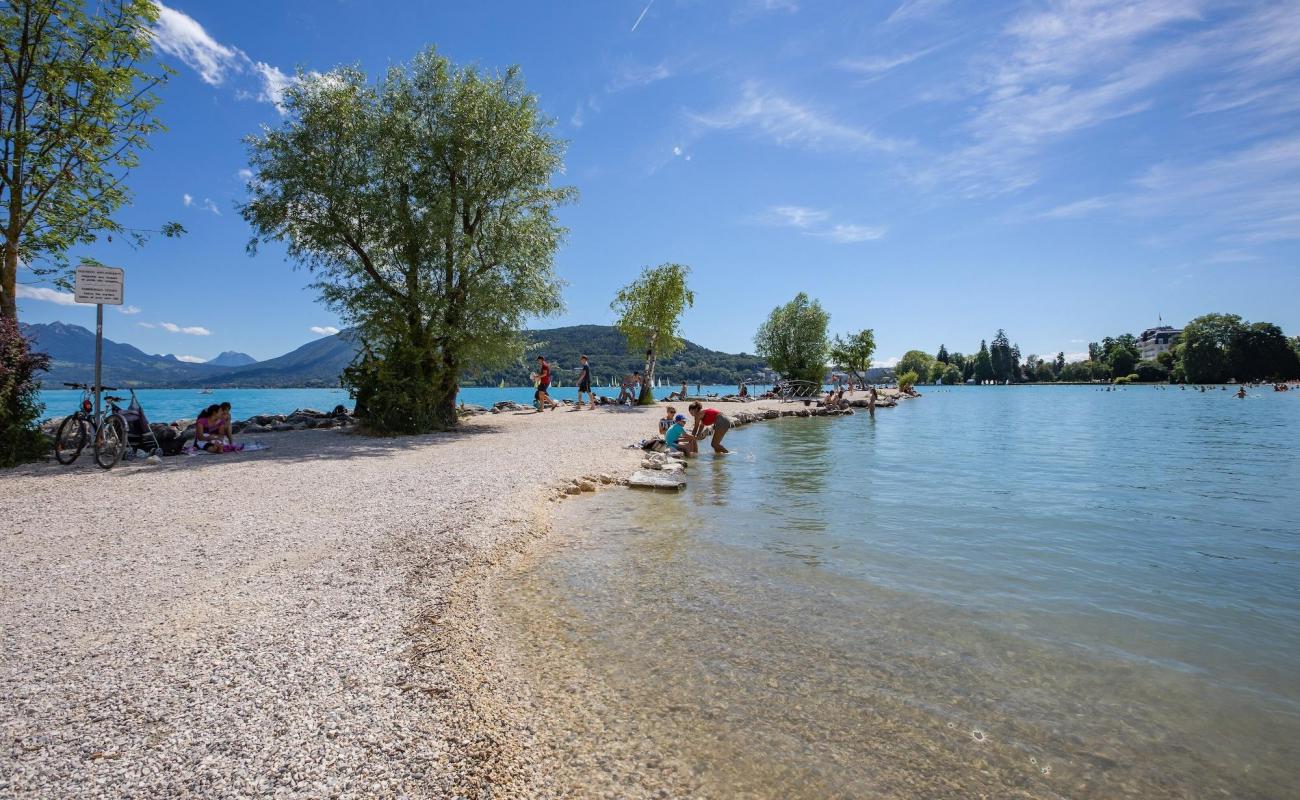 Plage d'Albigny'in fotoğrafı küçük gri çakıllar yüzey ile