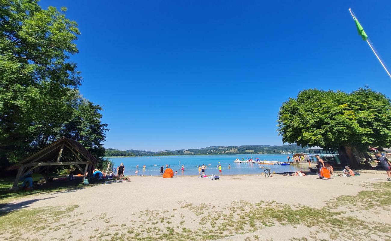 Plage d'Aiguebelette-le-Lac'in fotoğrafı parlak kum yüzey ile