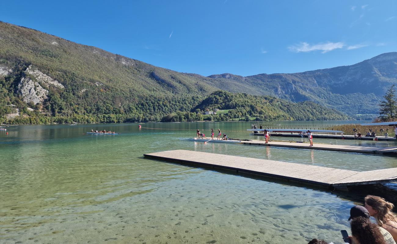 Plage de Bon Vent'in fotoğrafı çim yüzey ile