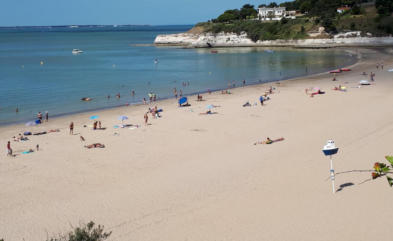 Plage des Nonnes'in fotoğrafı parlak ince kum yüzey ile