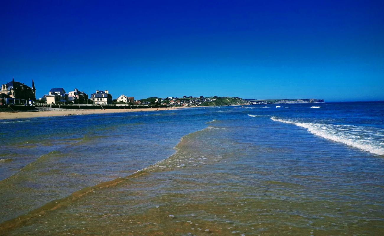 Asnelles Beach'in fotoğrafı parlak kum yüzey ile