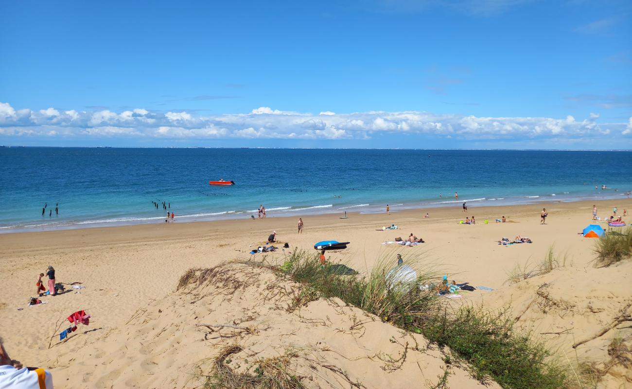 Plage Des Saumonards'in fotoğrafı parlak kum yüzey ile