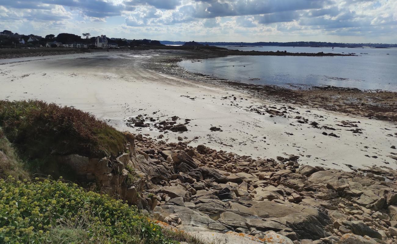 Plage de Saint-Samson'in fotoğrafı parlak kum ve kayalar yüzey ile