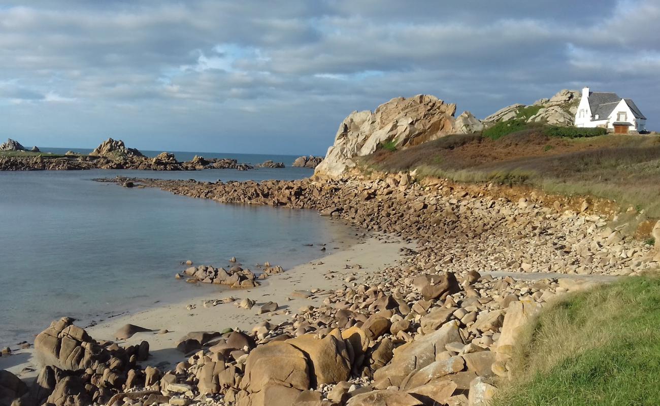 Plage du Port Blanc'in fotoğrafı bej kum ve kayalar yüzey ile