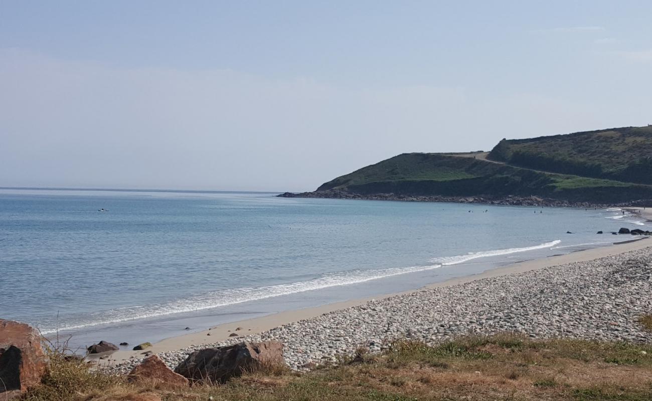 Plage de Plougasnou-Saint-Jean-du-Doigt'in fotoğrafı gri kum ve çakıl yüzey ile