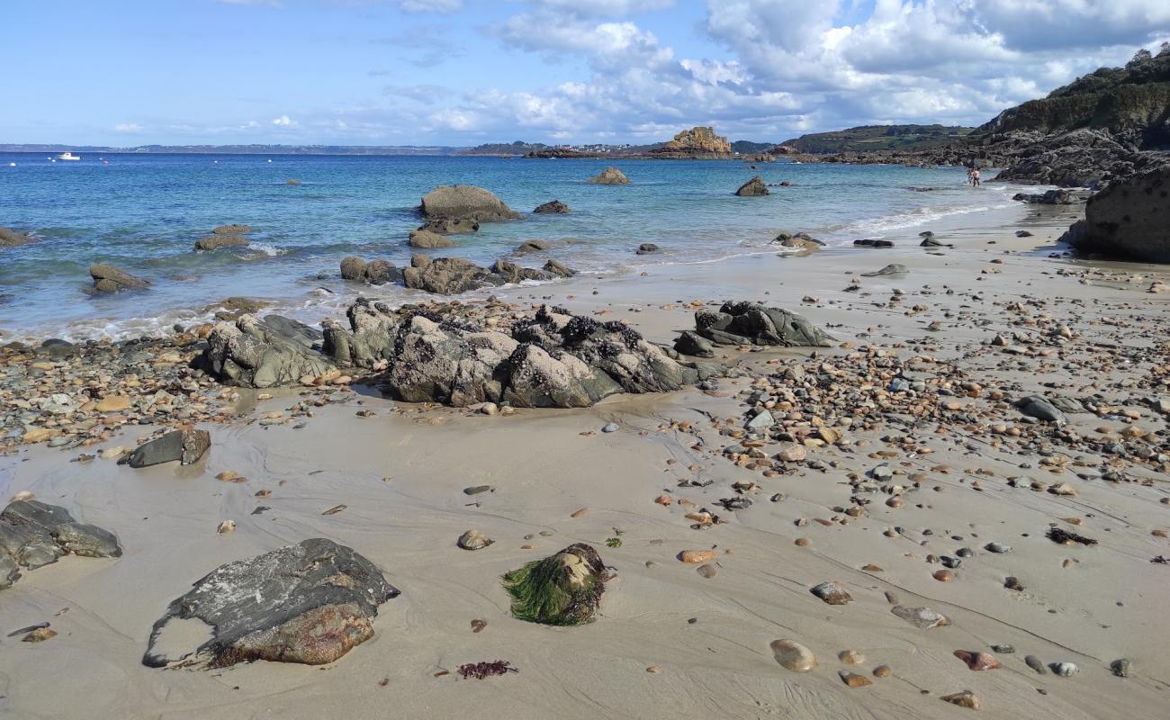 Plage de Vilin Izella'in fotoğrafı bej kum ve kayalar yüzey ile