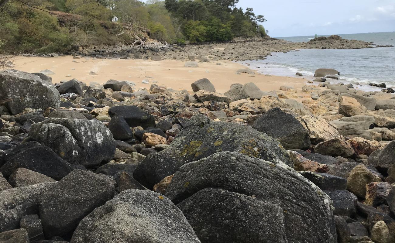 Plage enclavee'in fotoğrafı bej kum ve kayalar yüzey ile