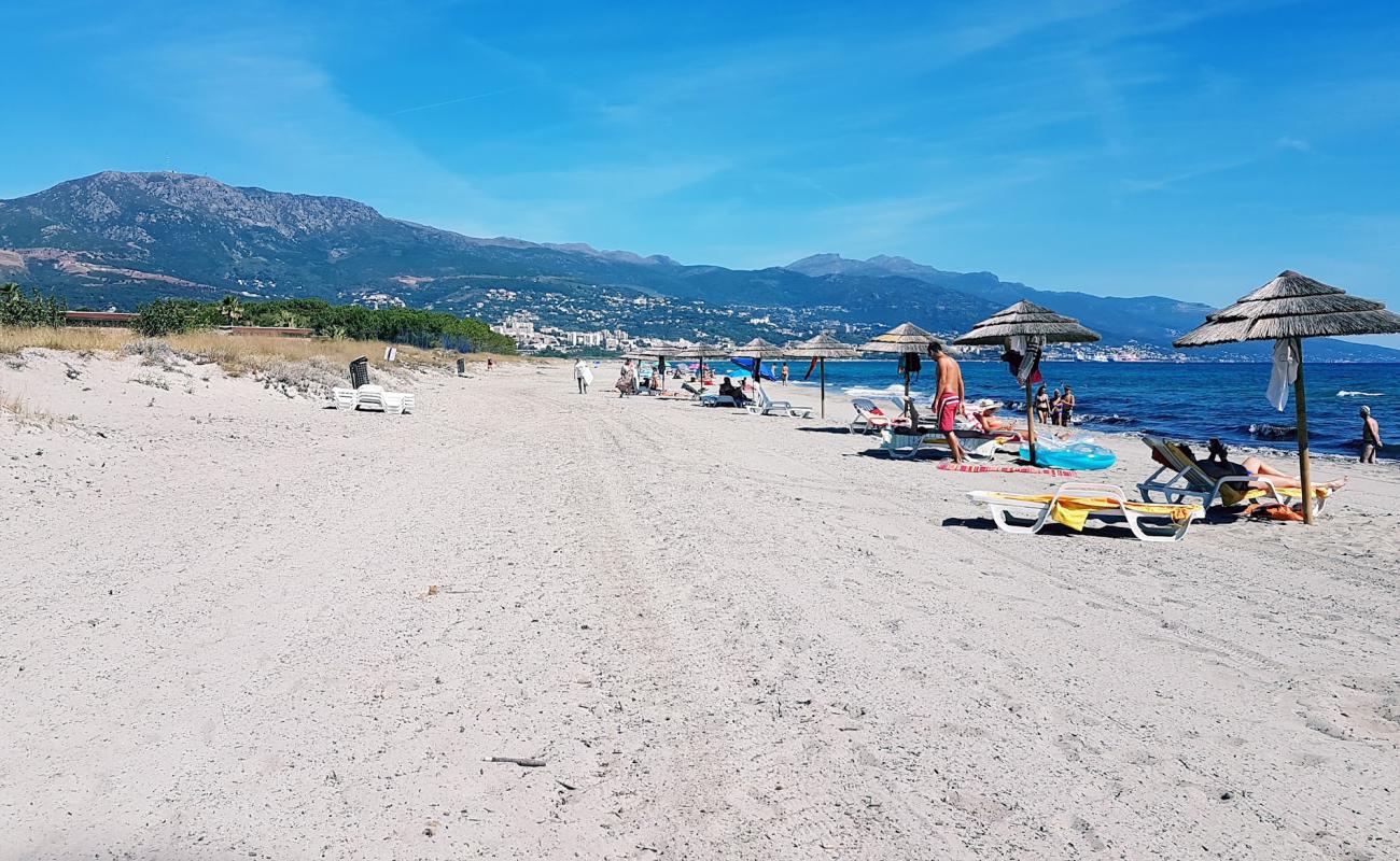 Plage de la Marana'in fotoğrafı parlak kum yüzey ile