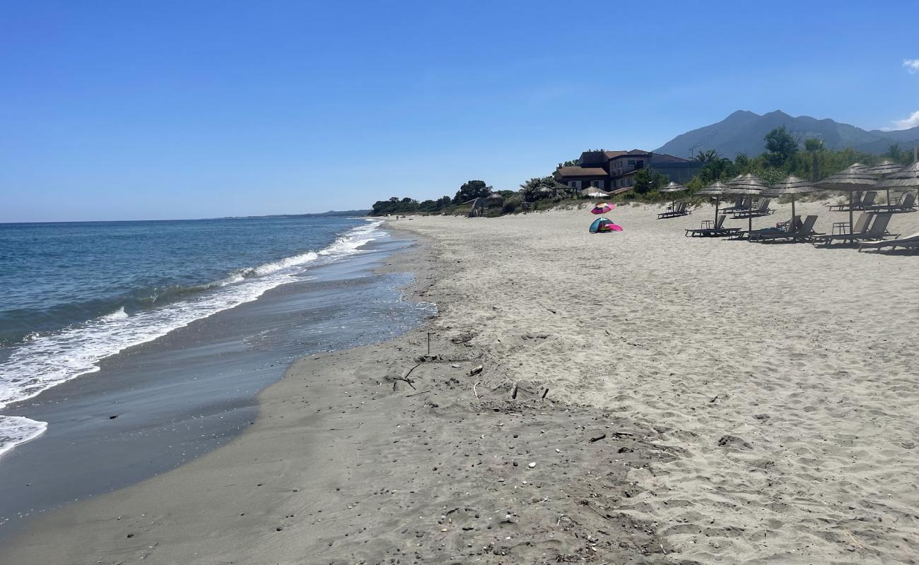 Plage de la Caravelle'in fotoğrafı parlak kum yüzey ile