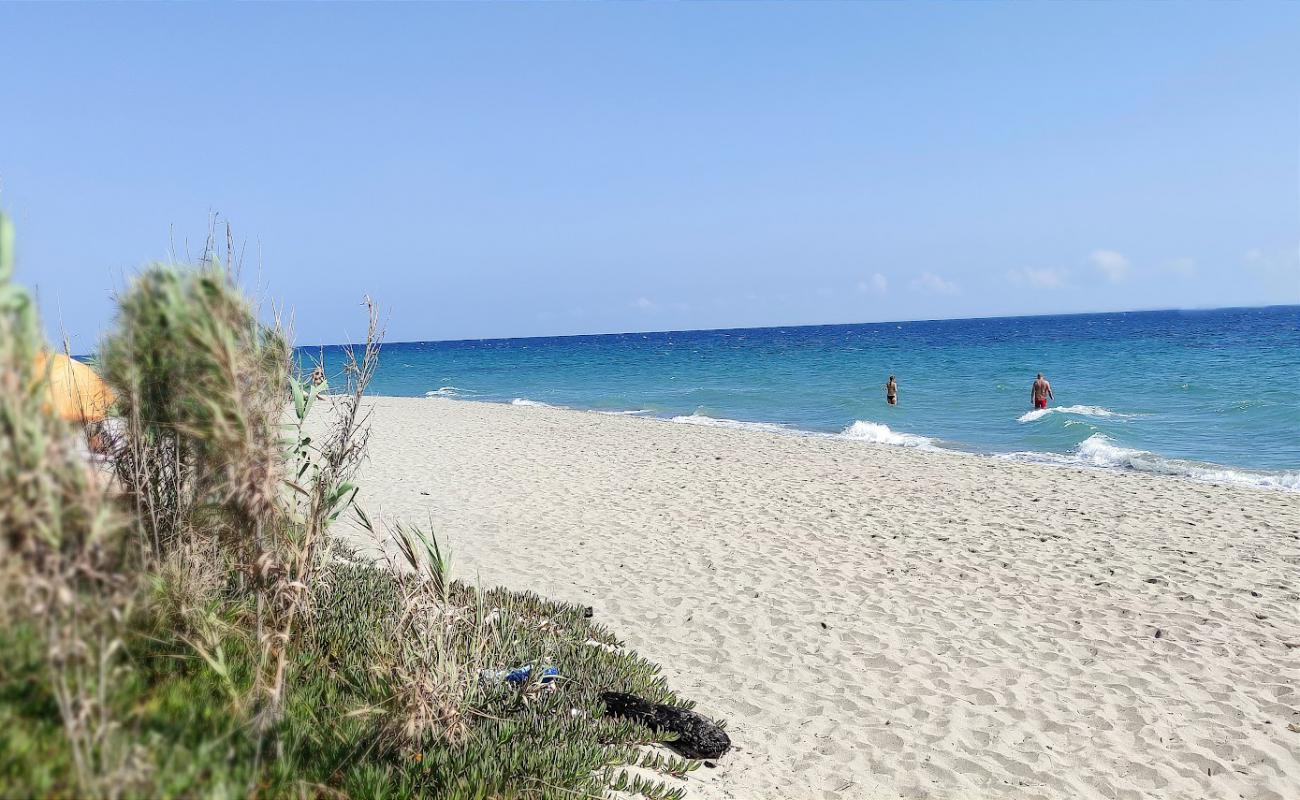 Plage de Tallone'in fotoğrafı parlak kum yüzey ile