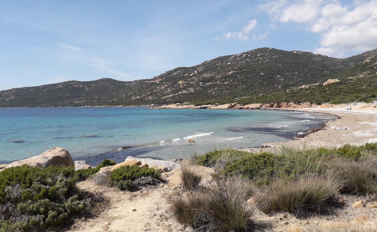 Plage de Mucchiu Biancu'in fotoğrafı parlak kum yüzey ile