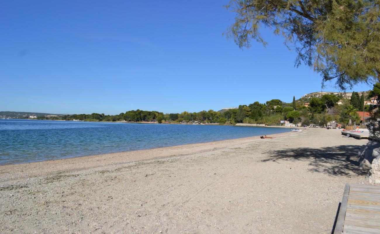 Plage des Marettes'in fotoğrafı küçük gri çakıllar yüzey ile