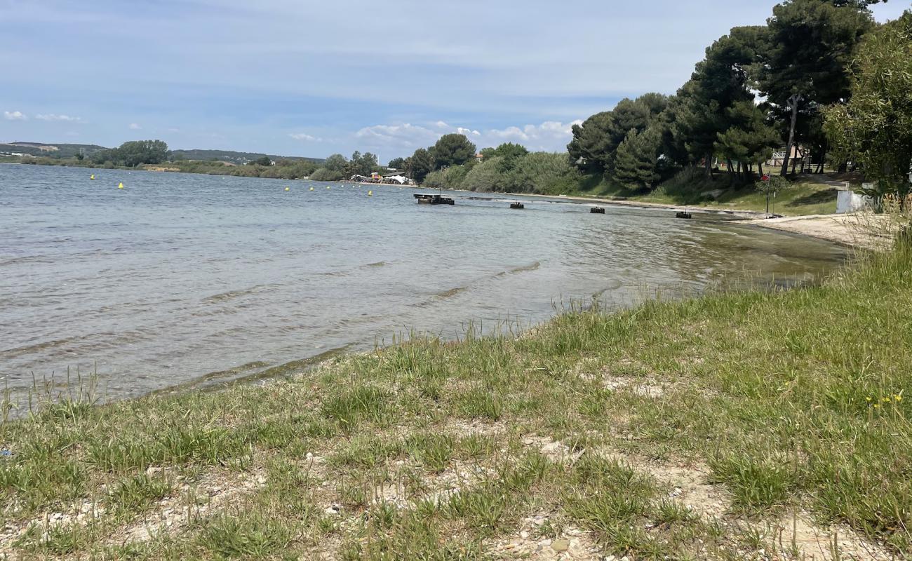 Plage de Rognac'in fotoğrafı taşlı kum yüzey ile