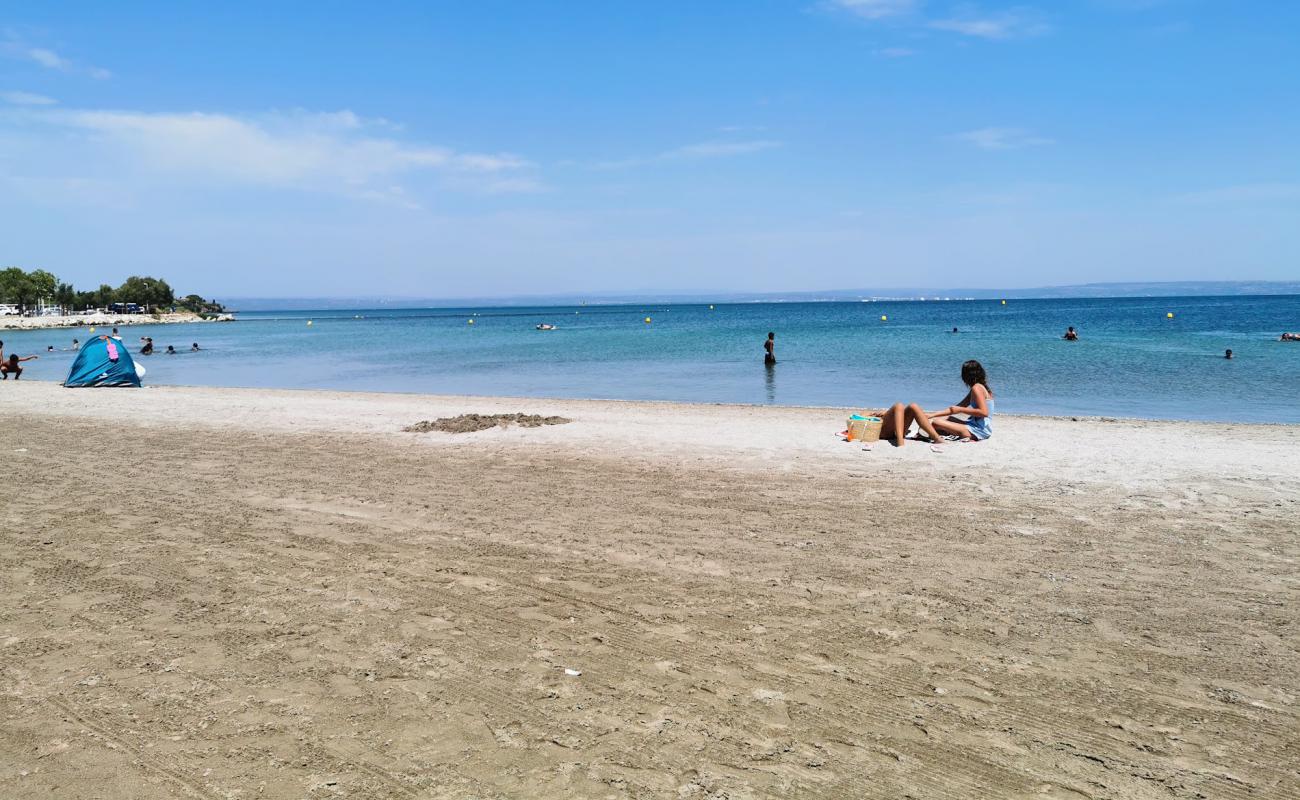 Plage de Ferrieres'in fotoğrafı açık bej kum yüzey ile