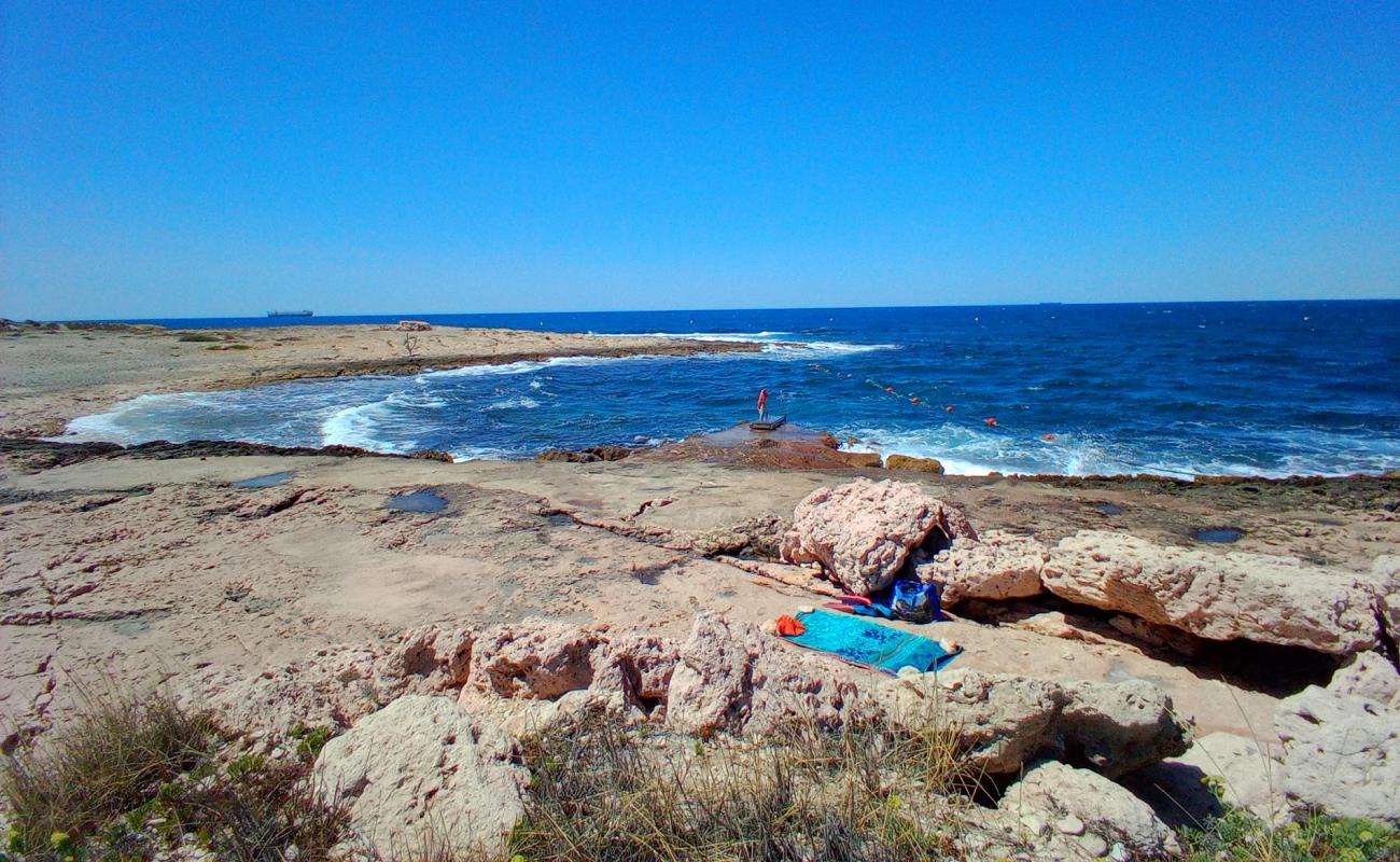 Plage de Bonnieu'in fotoğrafı parlak kum ve kayalar yüzey ile